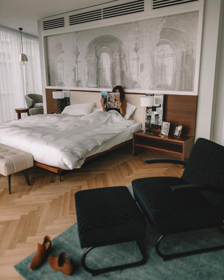 Andaz Vienna Am Belvedere, By Hyatt Exteriör bild A woman using a Nespresso machine